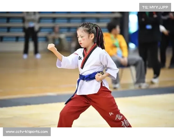 荆州市跆拳道技能大赛设集体展演环节，少年武者整齐划一展现团队凝聚力