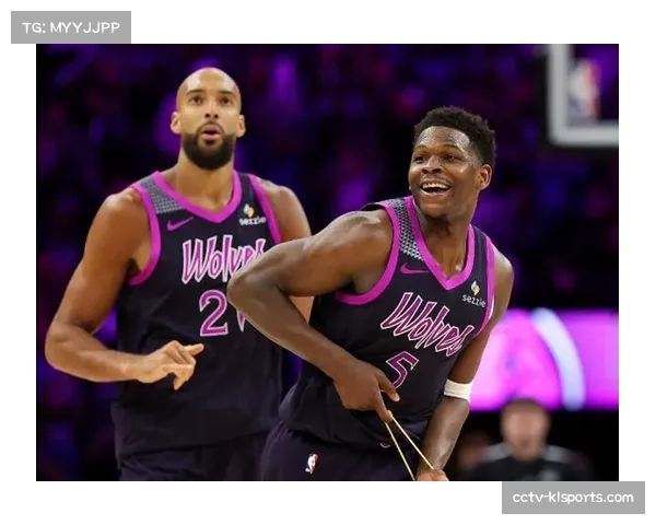 通讯：森林狼更衣室庆祝锁定季后赛席位，爱德华兹泼水主教练芬奇